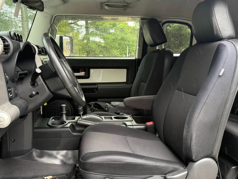 2012-toyota-fj-cruiser-base-4x4-4dr-suv-5a (14)