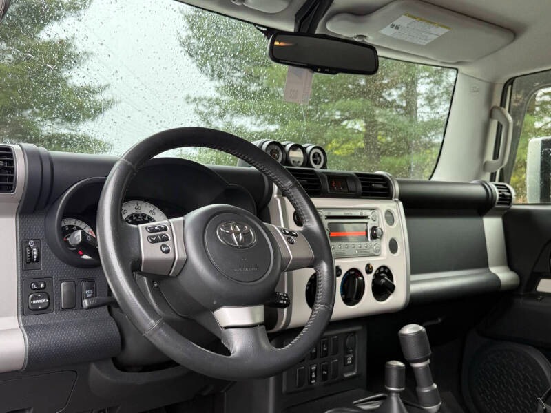2012-toyota-fj-cruiser-base-4x4-4dr-suv-5a (15)