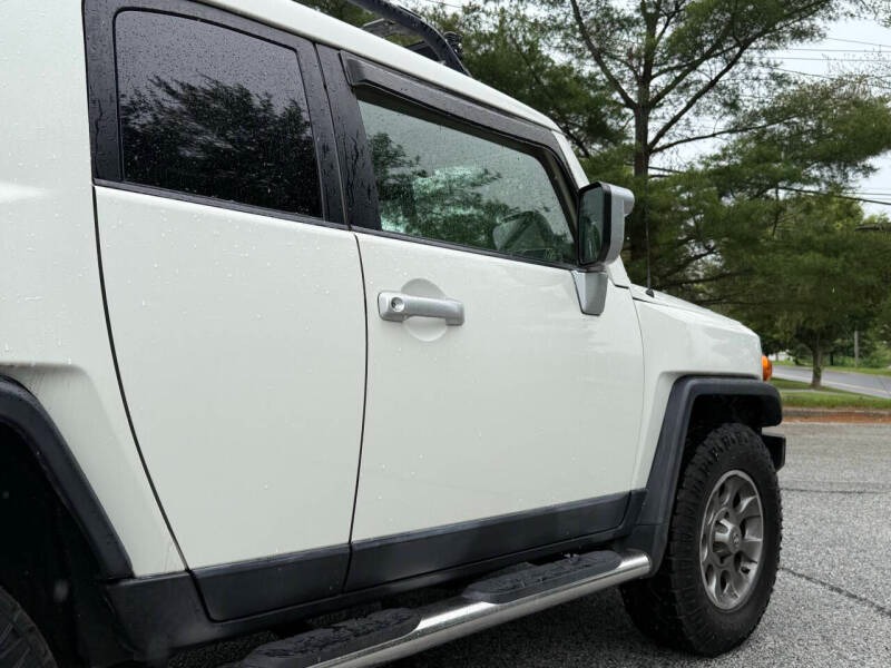 2012-toyota-fj-cruiser-base-4x4-4dr-suv-5a (8)