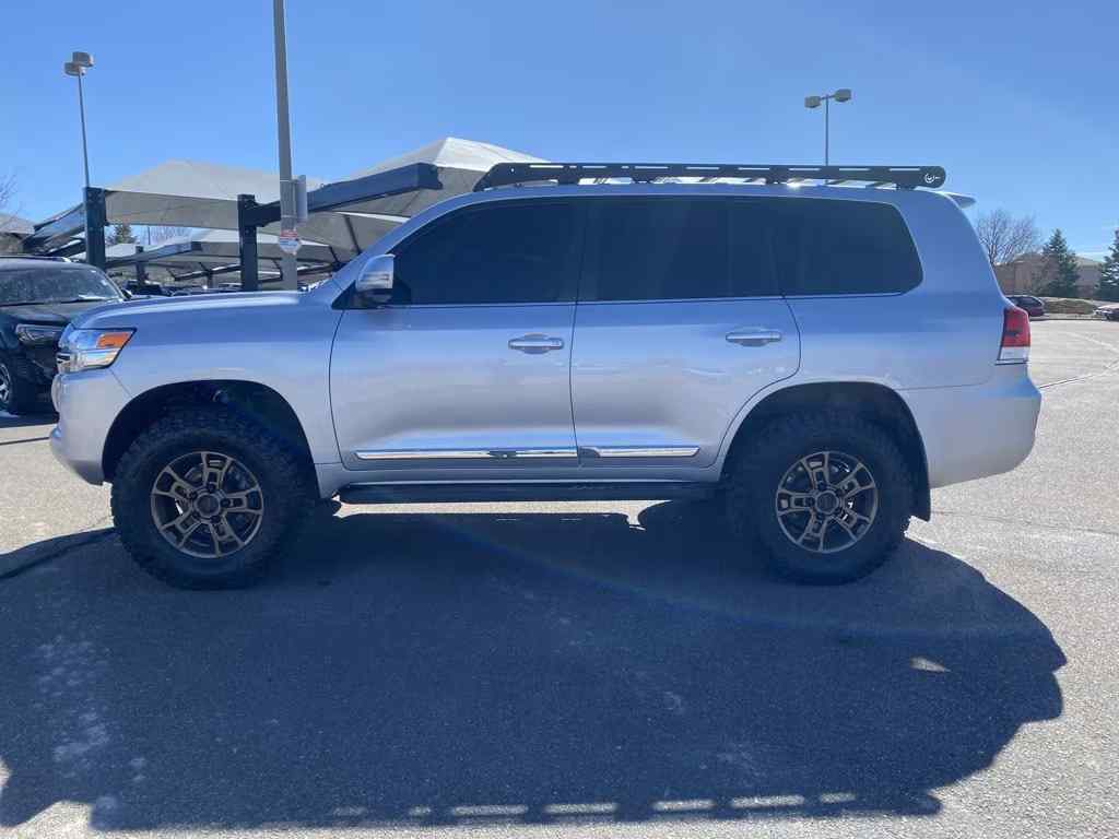 2017-Toyota-Land-Cruiser-for-sale-02