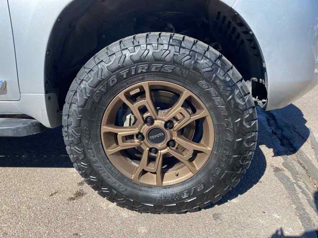 2017-Toyota-Land-Cruiser-for-sale-07