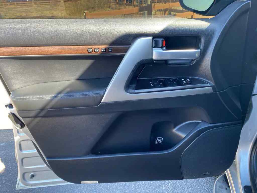 2017-Toyota-Land-Cruiser-for-sale-09