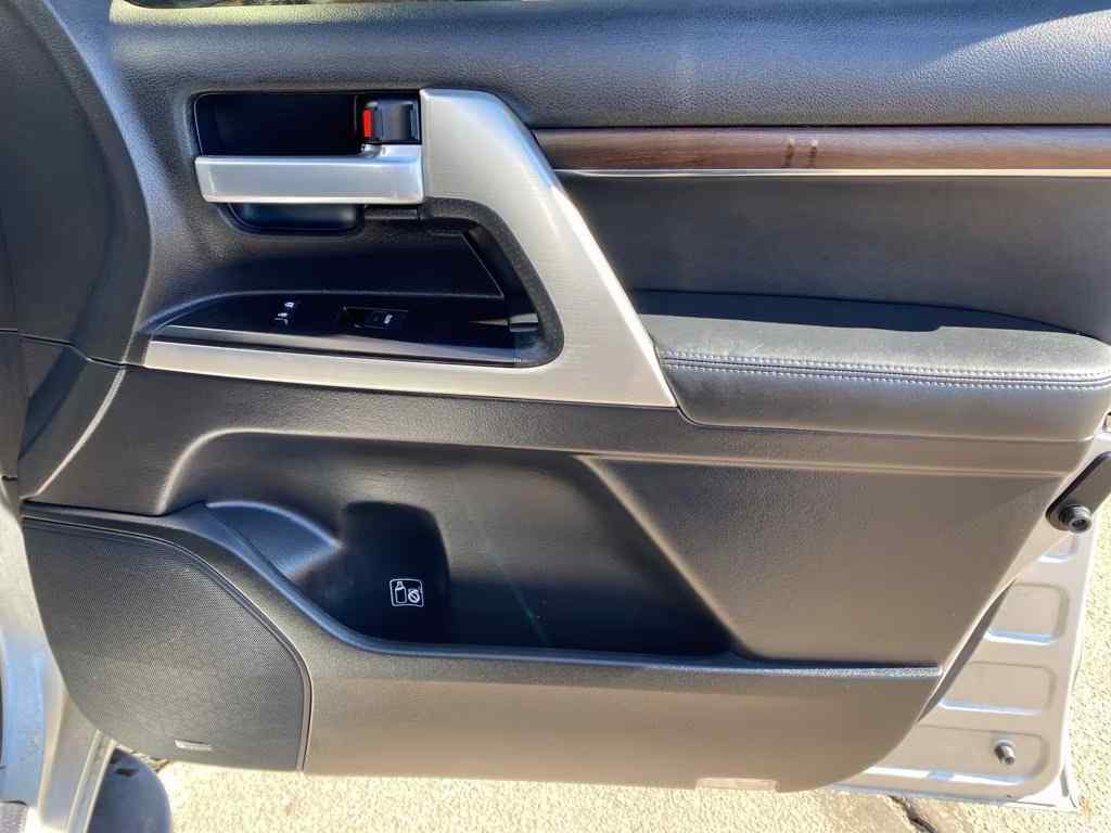 2017-Toyota-Land-Cruiser-for-sale-18