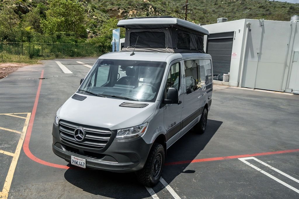2022-mercedes-benz-field-pop-top-camper-4x4-van (5)