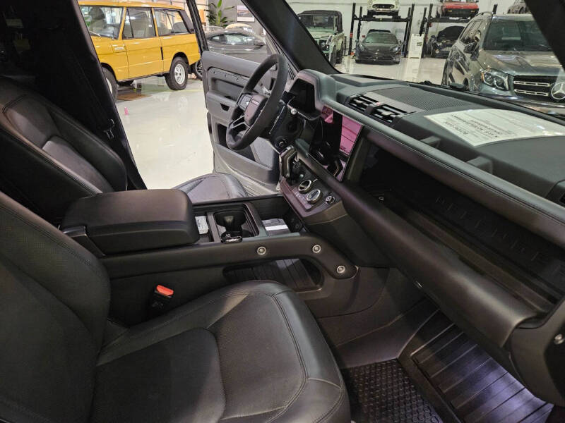 2023-land-rover-defender-110-v8-awd-4dr-suv (33)