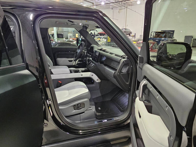 2025-land-rover-defender-110-v8-p525-awd-4dr-suv (11)