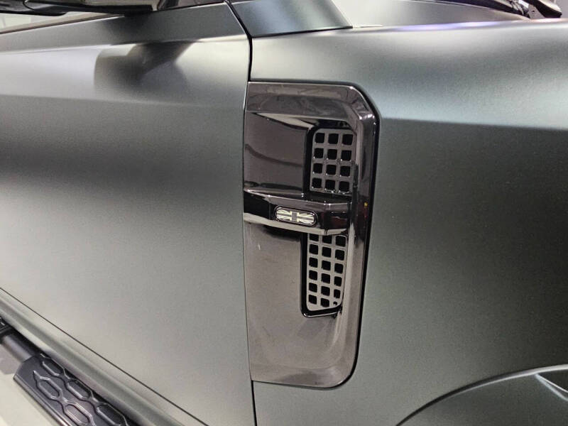 2025-land-rover-defender-110-v8-p525-awd-4dr-suv (15)