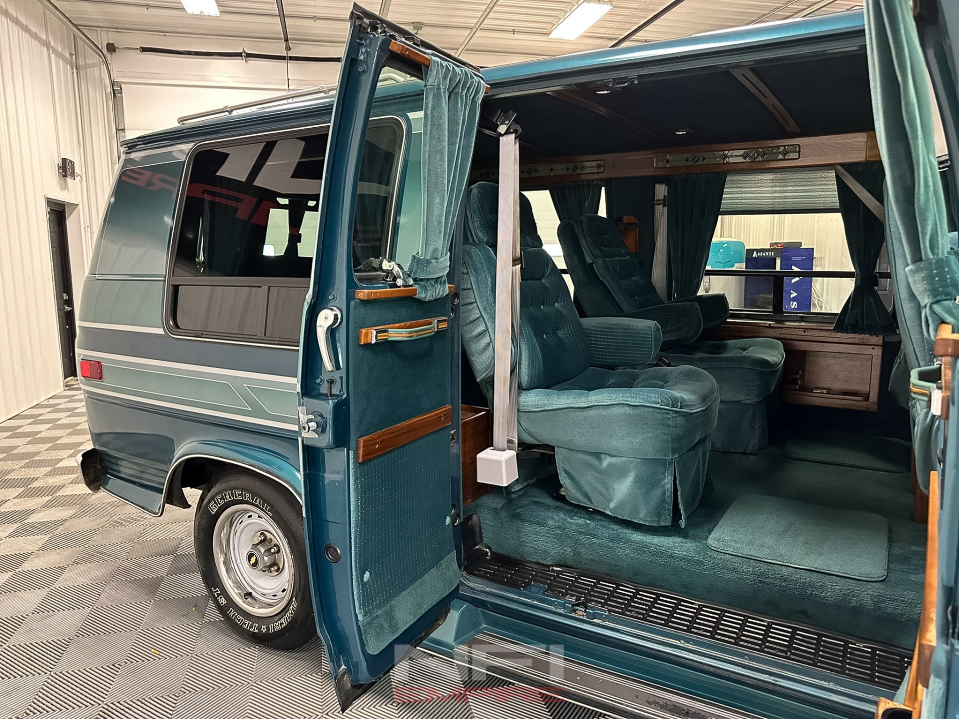Used-1993-Chevrolet-G-Series-G20-Van-1747431528 (23)