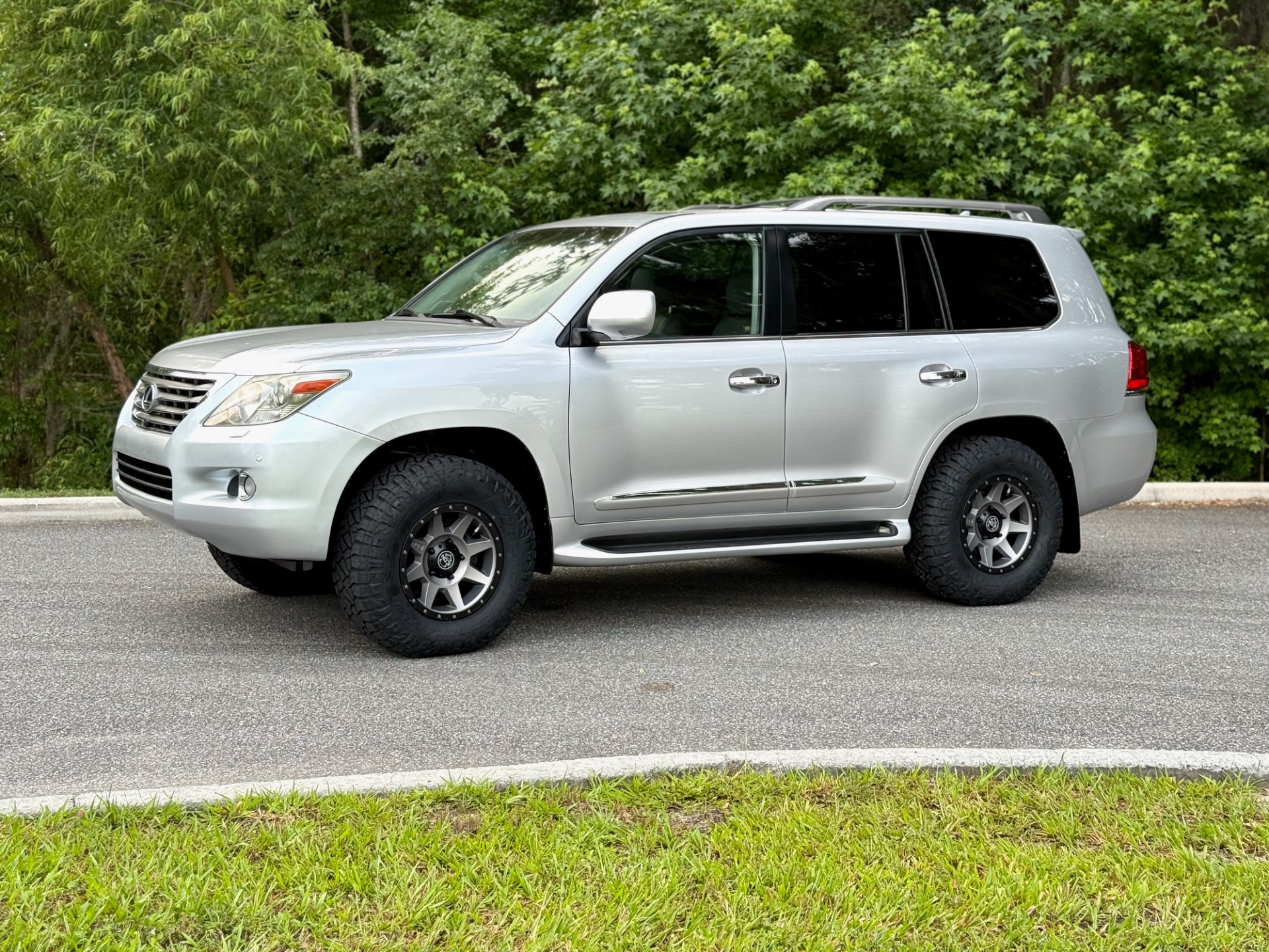 Used-2010-Lexus-LX-570-INCREDIBLY-CLEAN-LIFT-BEAUTIFUL-1747441060 (1)