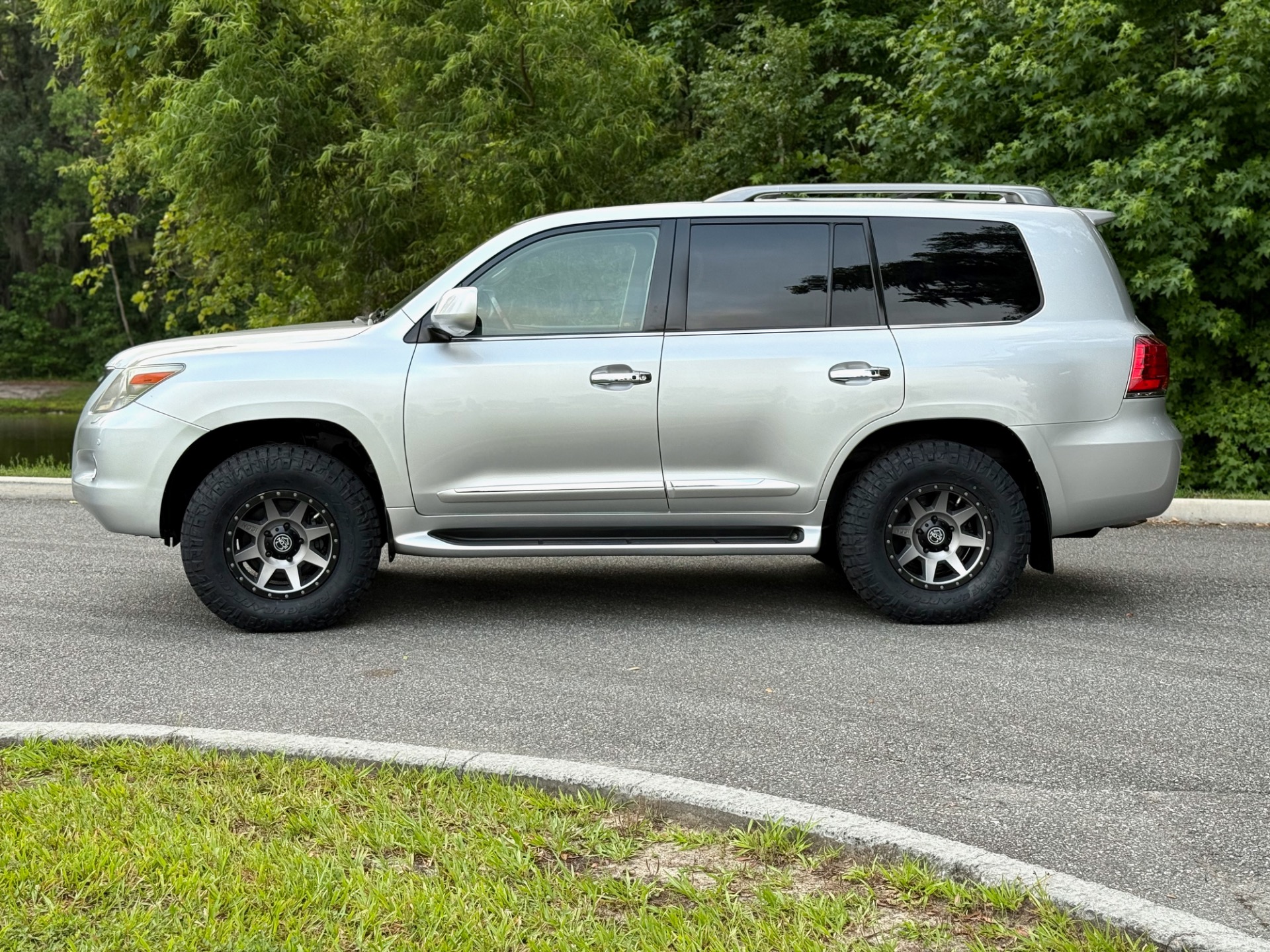 Used-2010-Lexus-LX-570-INCREDIBLY-CLEAN-LIFT-BEAUTIFUL-1747441061 (1)