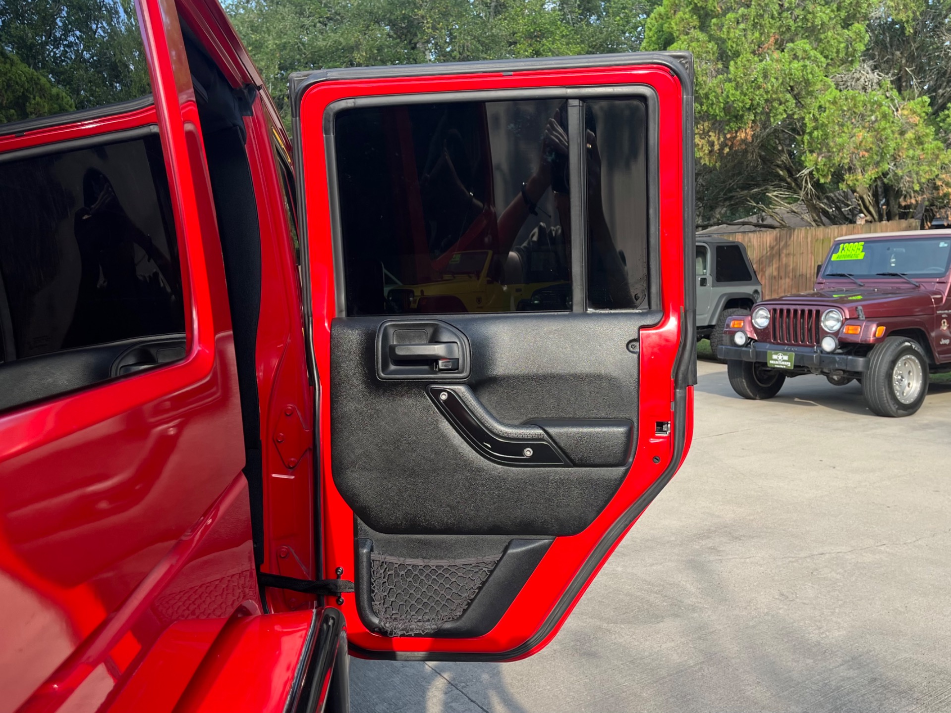 Used-2016-Jeep-Wrangler-Unlimited-Sahara (25)