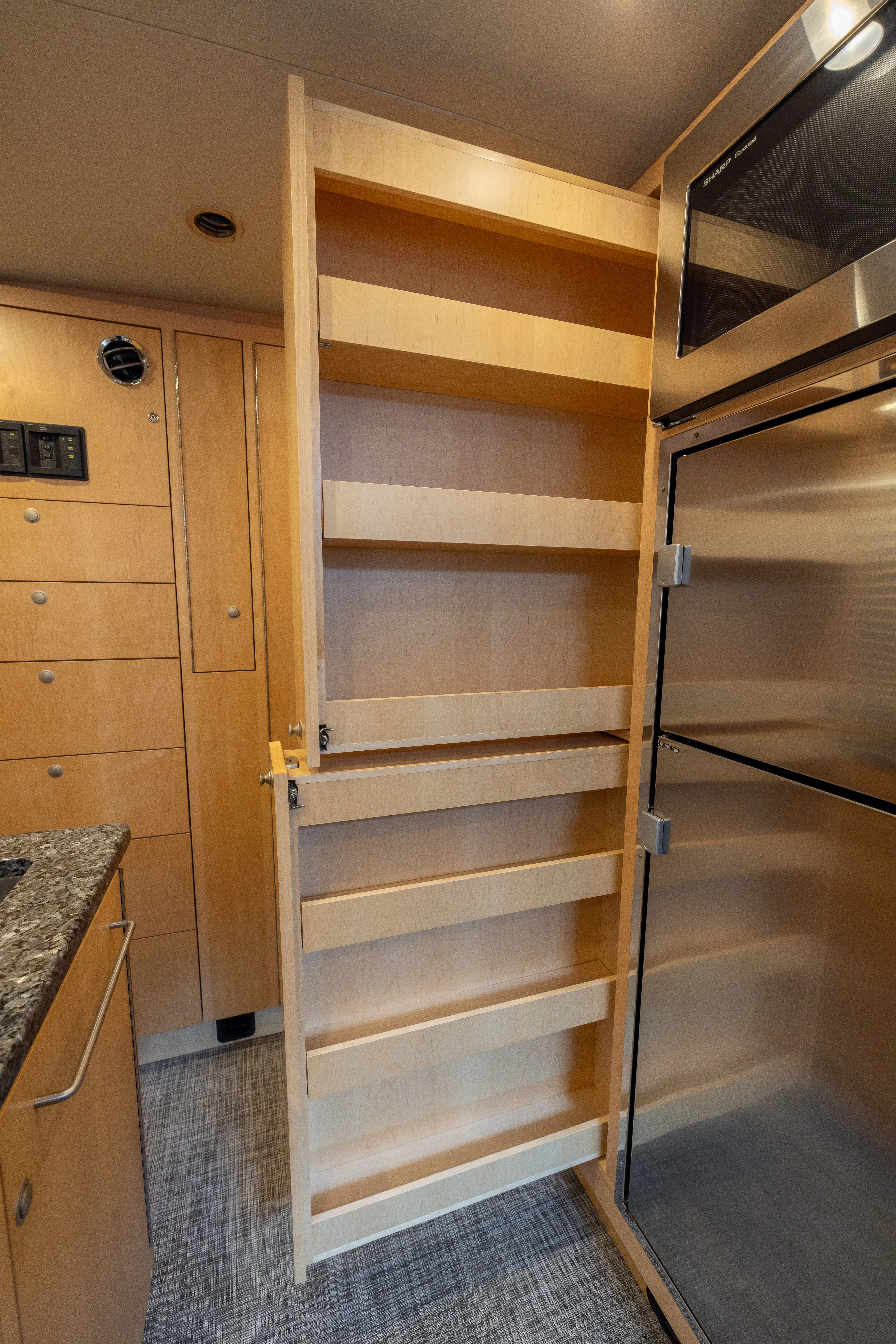 earthroamer-pre-roamed-157-for-sale-08
