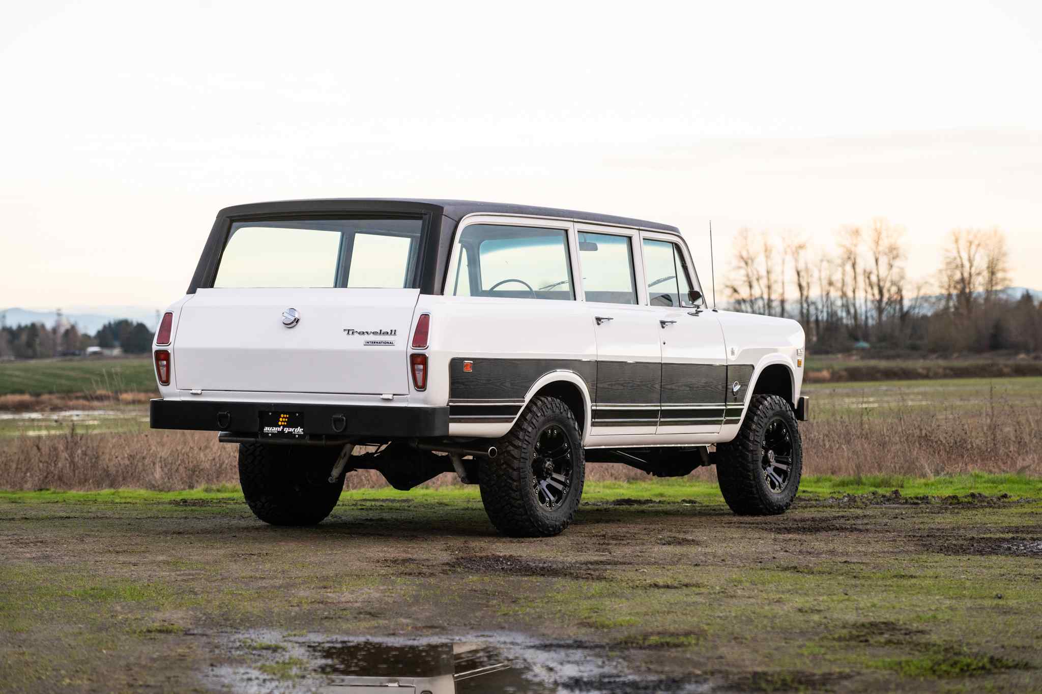 modified-1970-international-harvester-travelall-for-sale-10