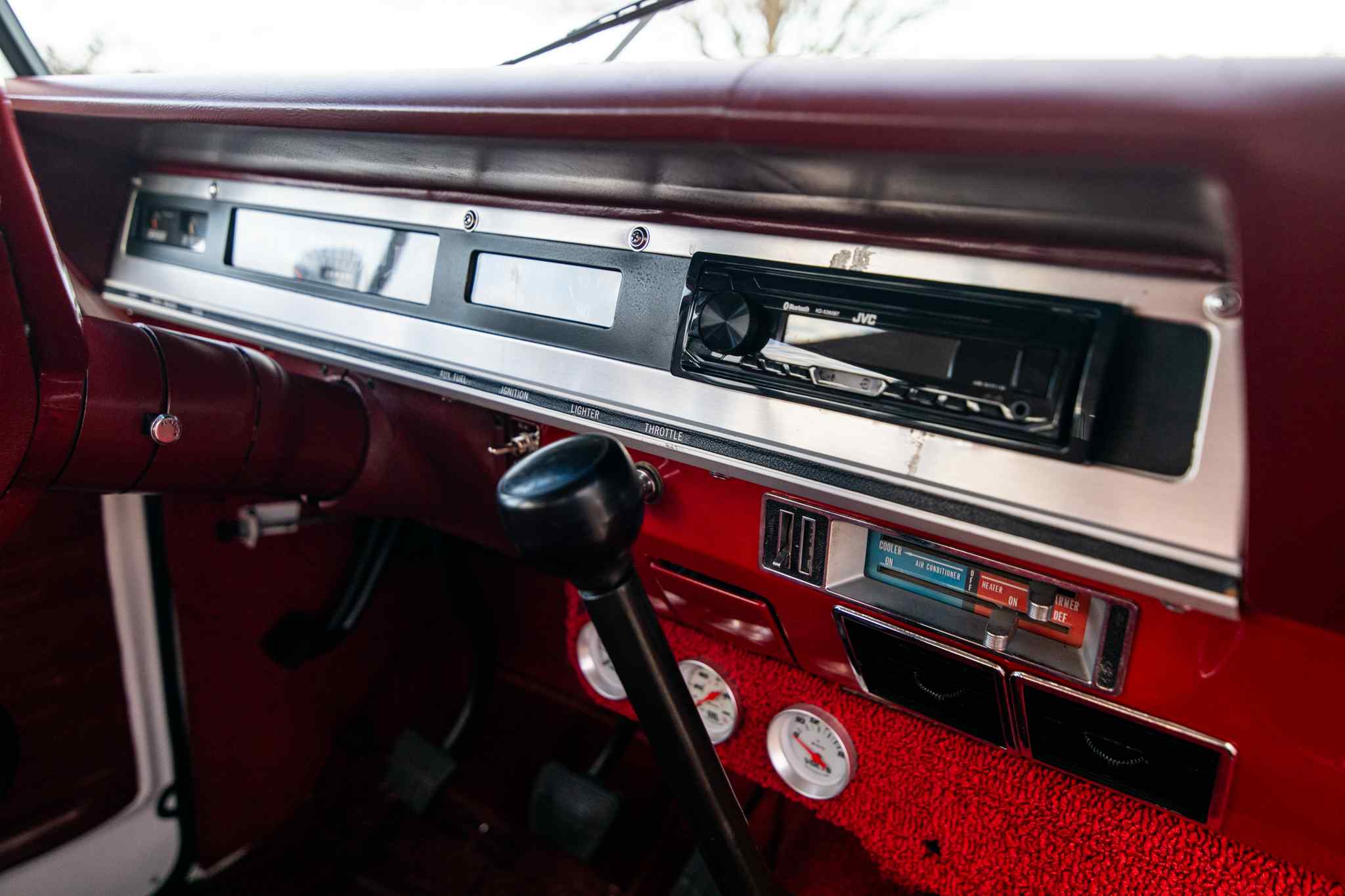 modified-1970-international-harvester-travelall-for-sale-109