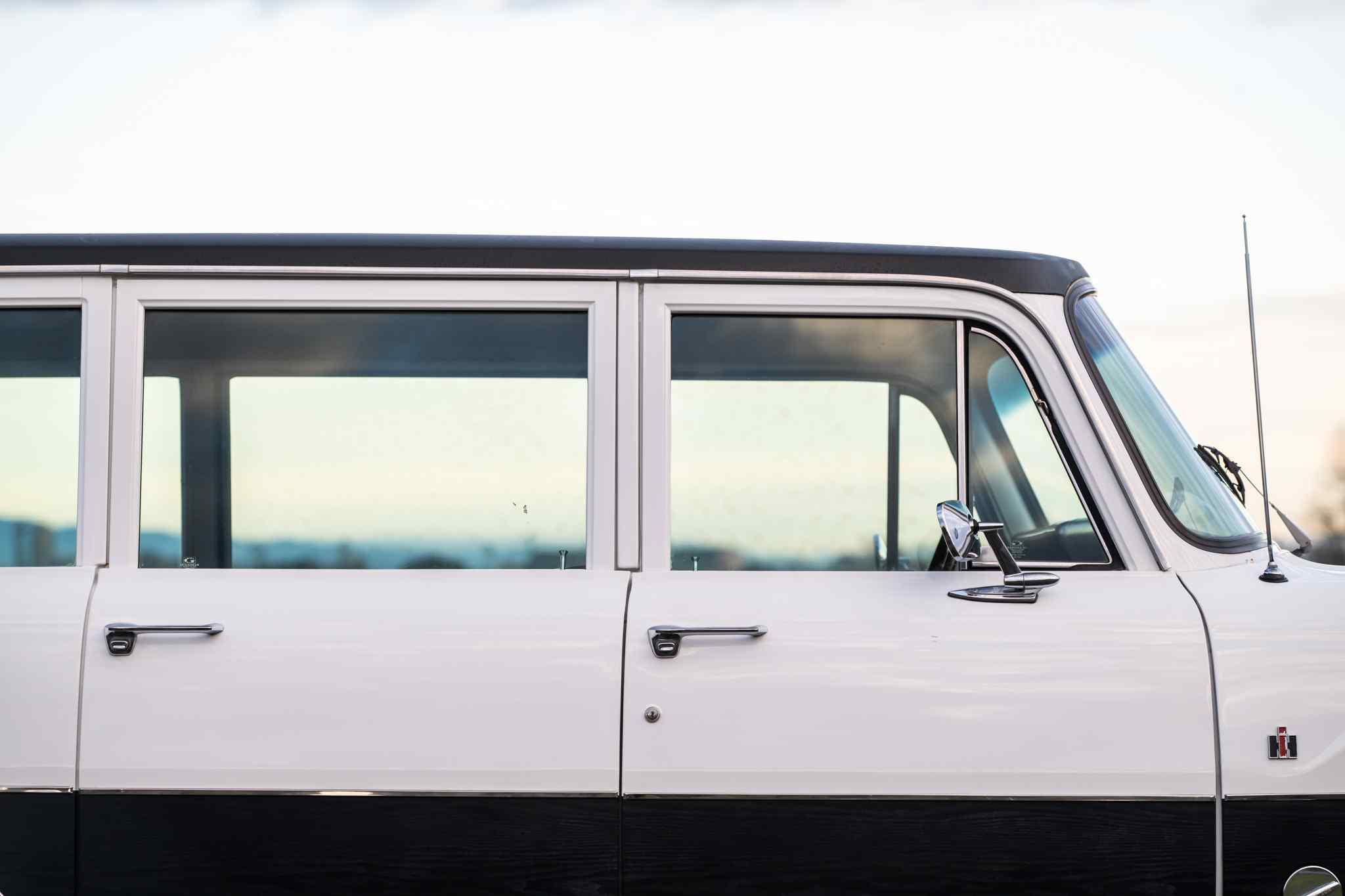 modified-1970-international-harvester-travelall-for-sale-15