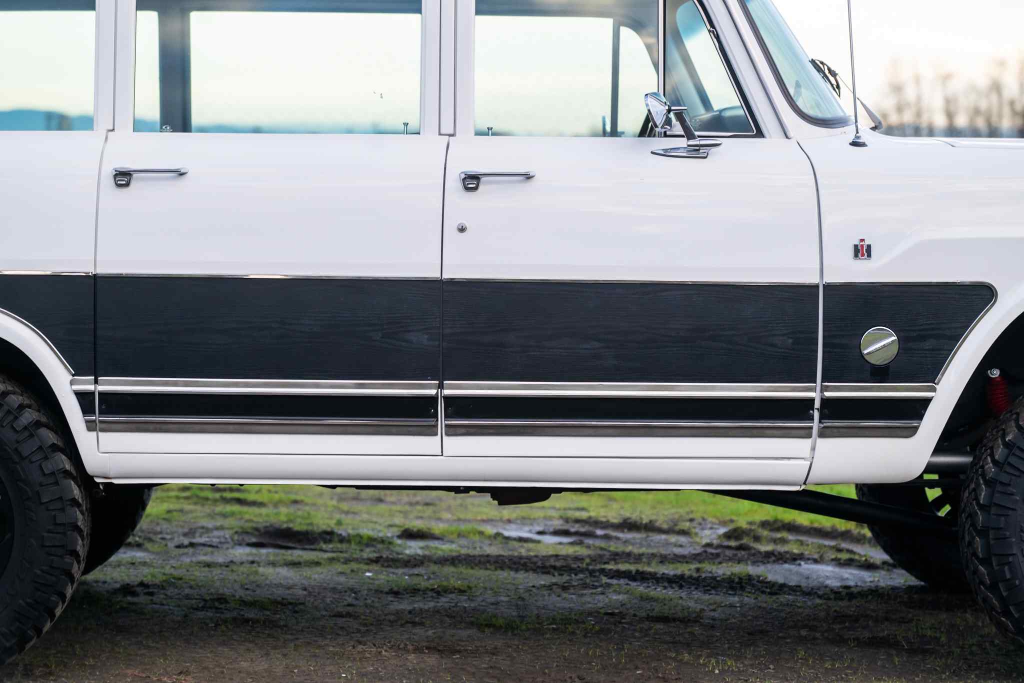 modified-1970-international-harvester-travelall-for-sale-16