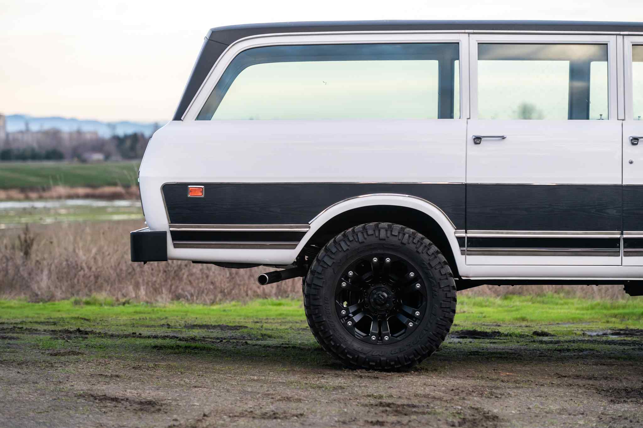 modified-1970-international-harvester-travelall-for-sale-21