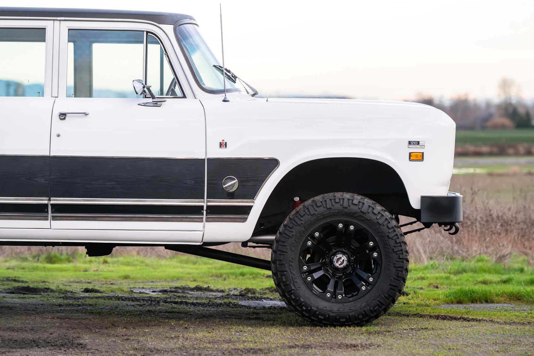 modified-1970-international-harvester-travelall-for-sale-22