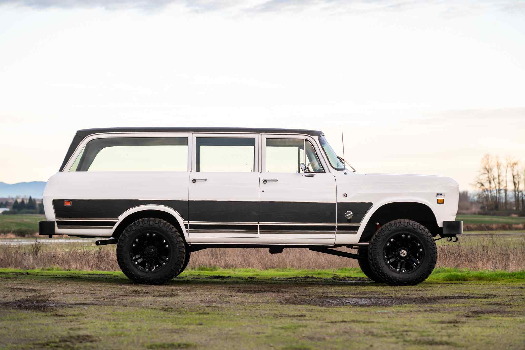 modified-1970-international-harvester-travelall-for-sale-23