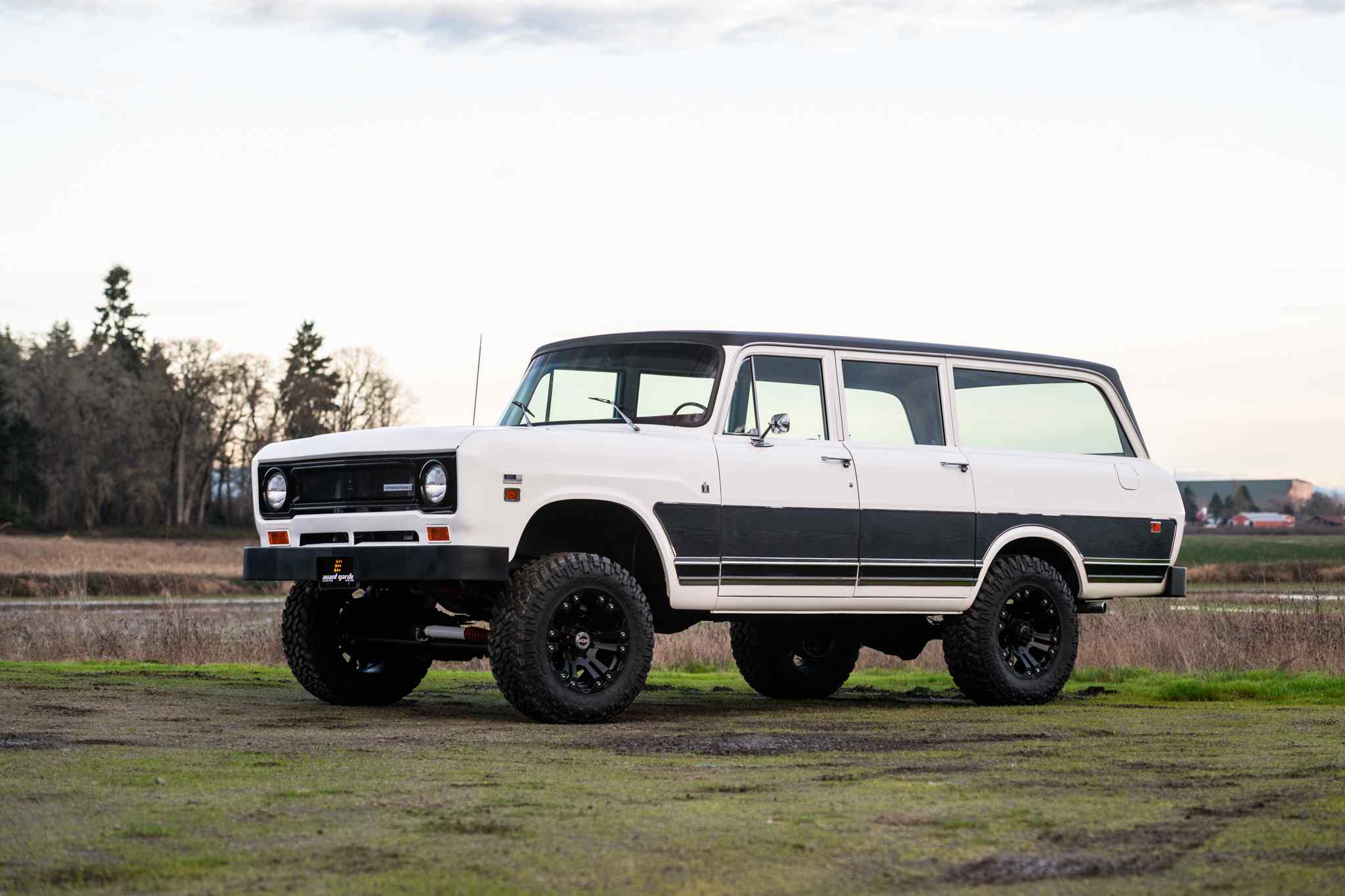 modified-1970-international-harvester-travelall-for-sale-45