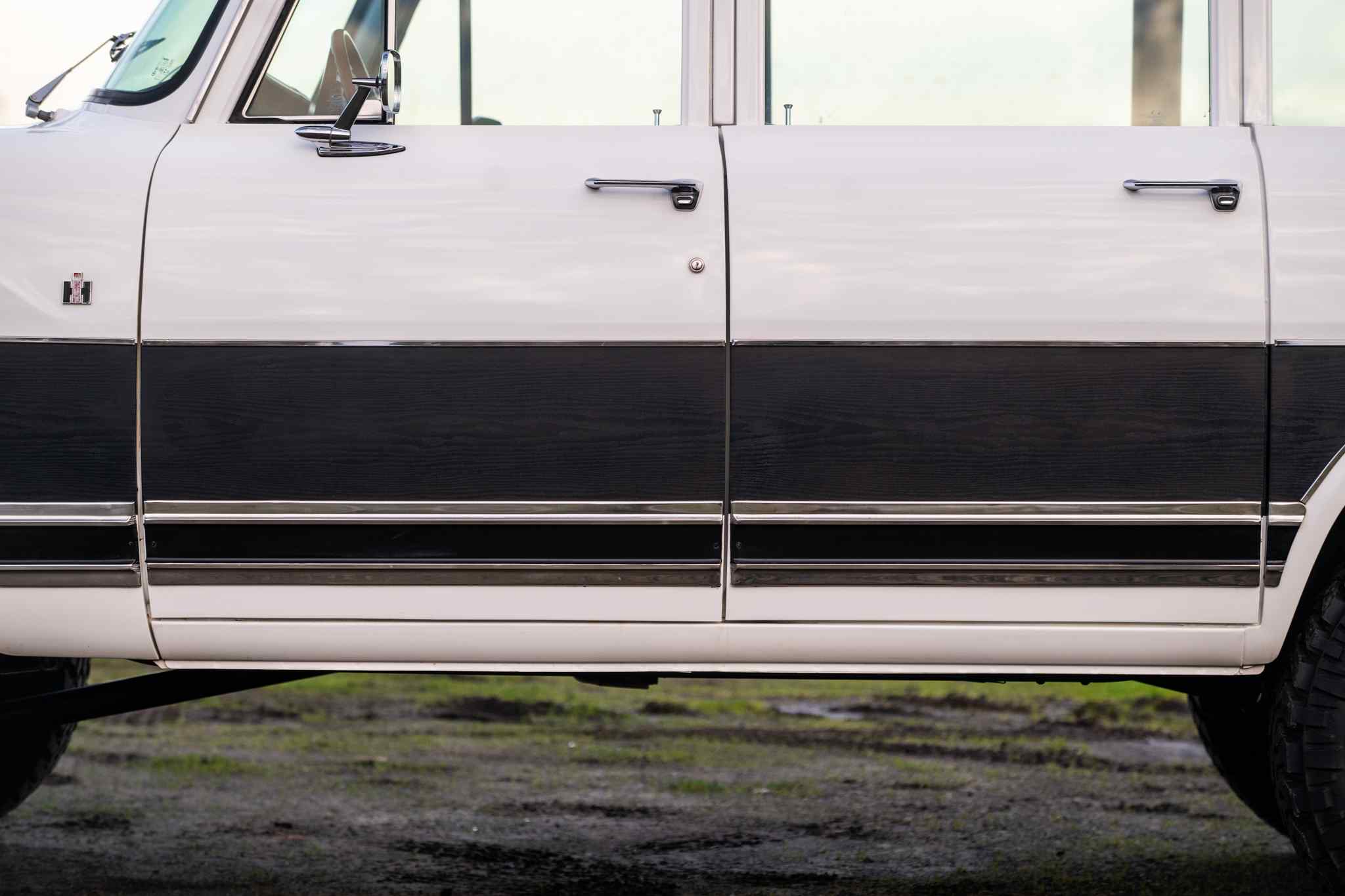 modified-1970-international-harvester-travelall-for-sale-53