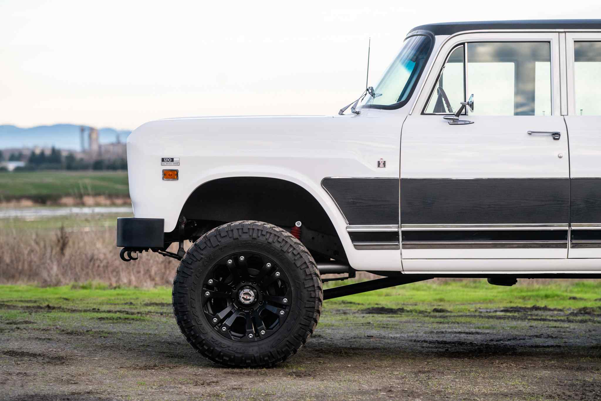 modified-1970-international-harvester-travelall-for-sale-58