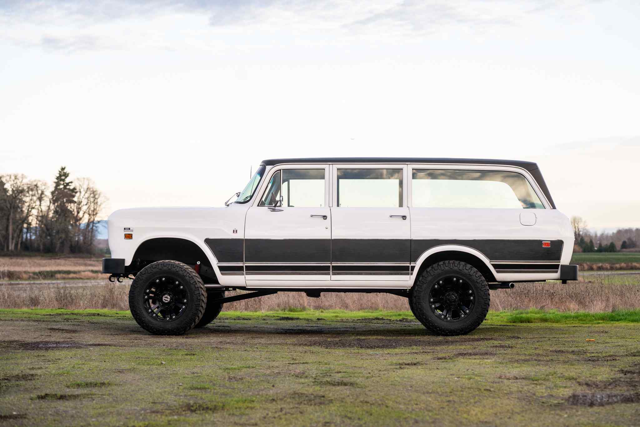 modified-1970-international-harvester-travelall-for-sale-59