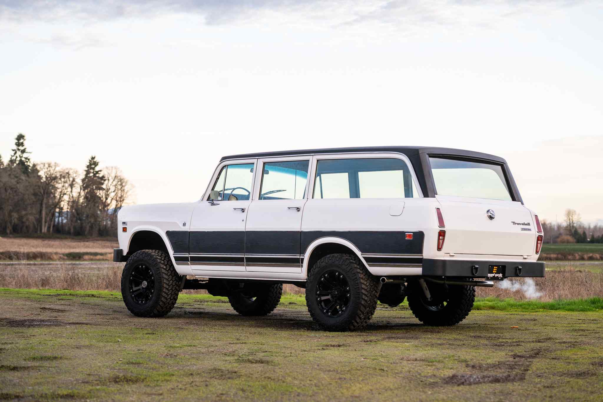 modified-1970-international-harvester-travelall-for-sale-60