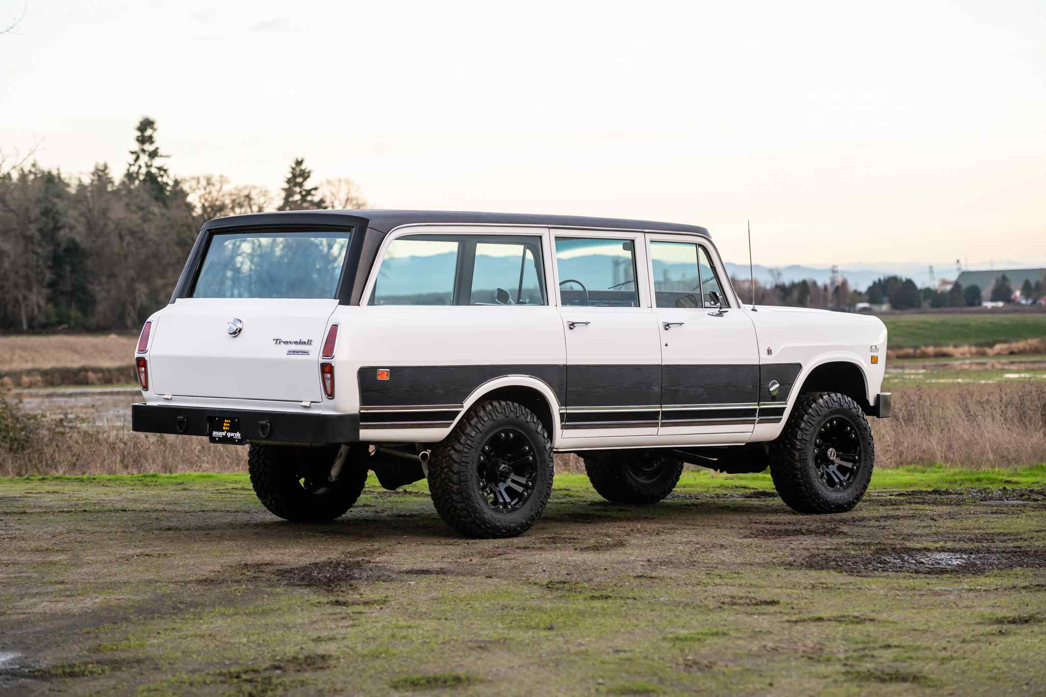 modified-1970-international-harvester-travelall-for-sale-9
