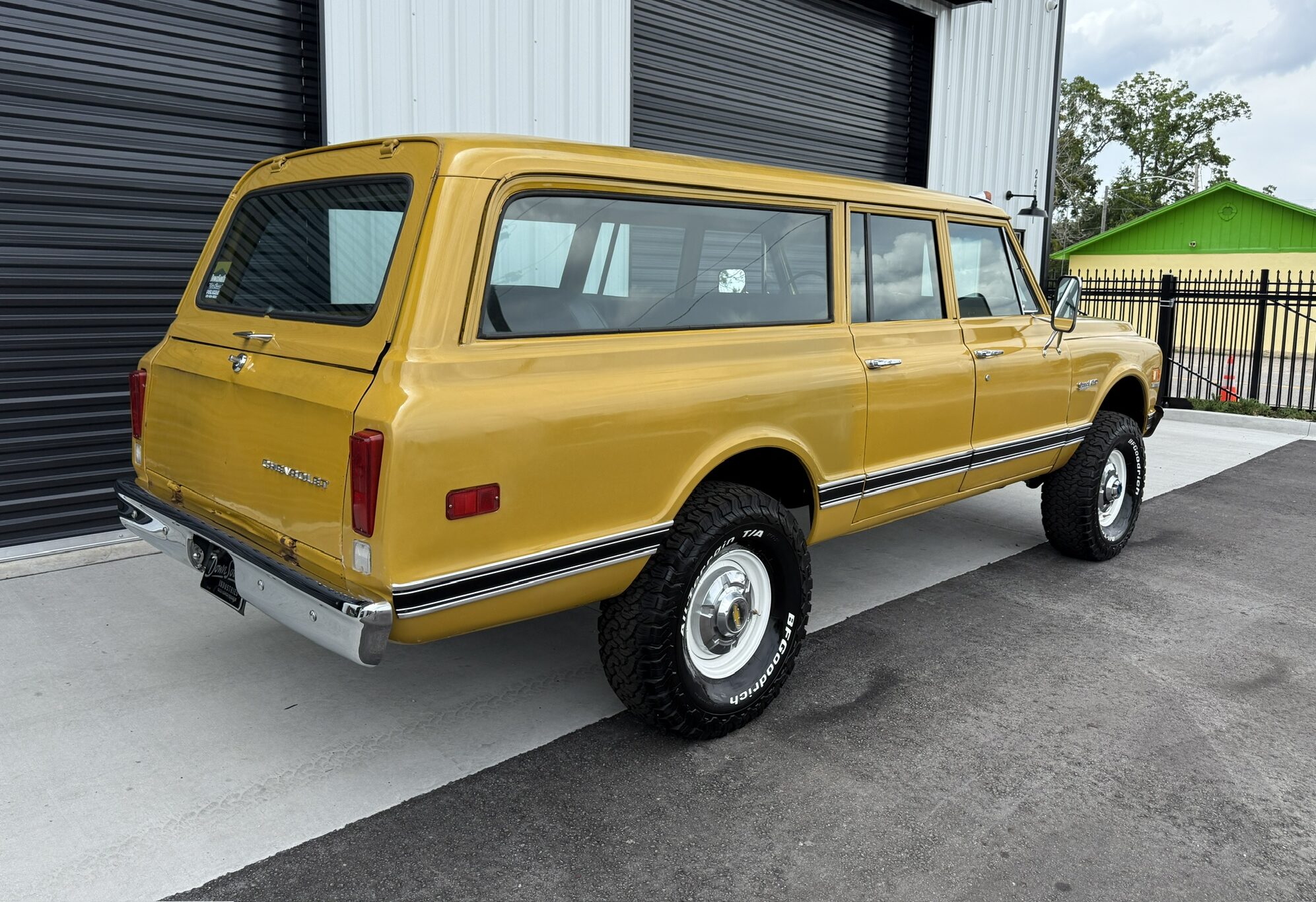 1972-Chevrolet-K-20-Suburban-for-sale-02
