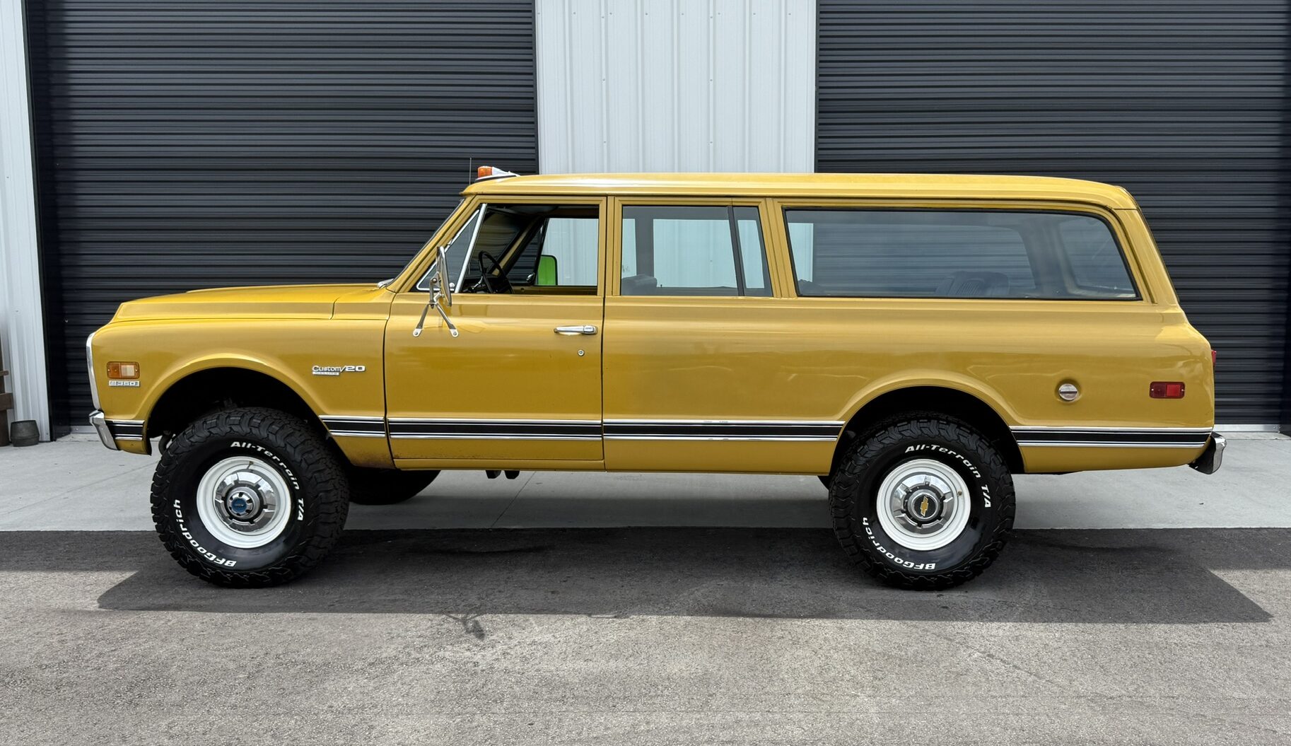 1972-Chevrolet-K-20-Suburban-for-sale-04