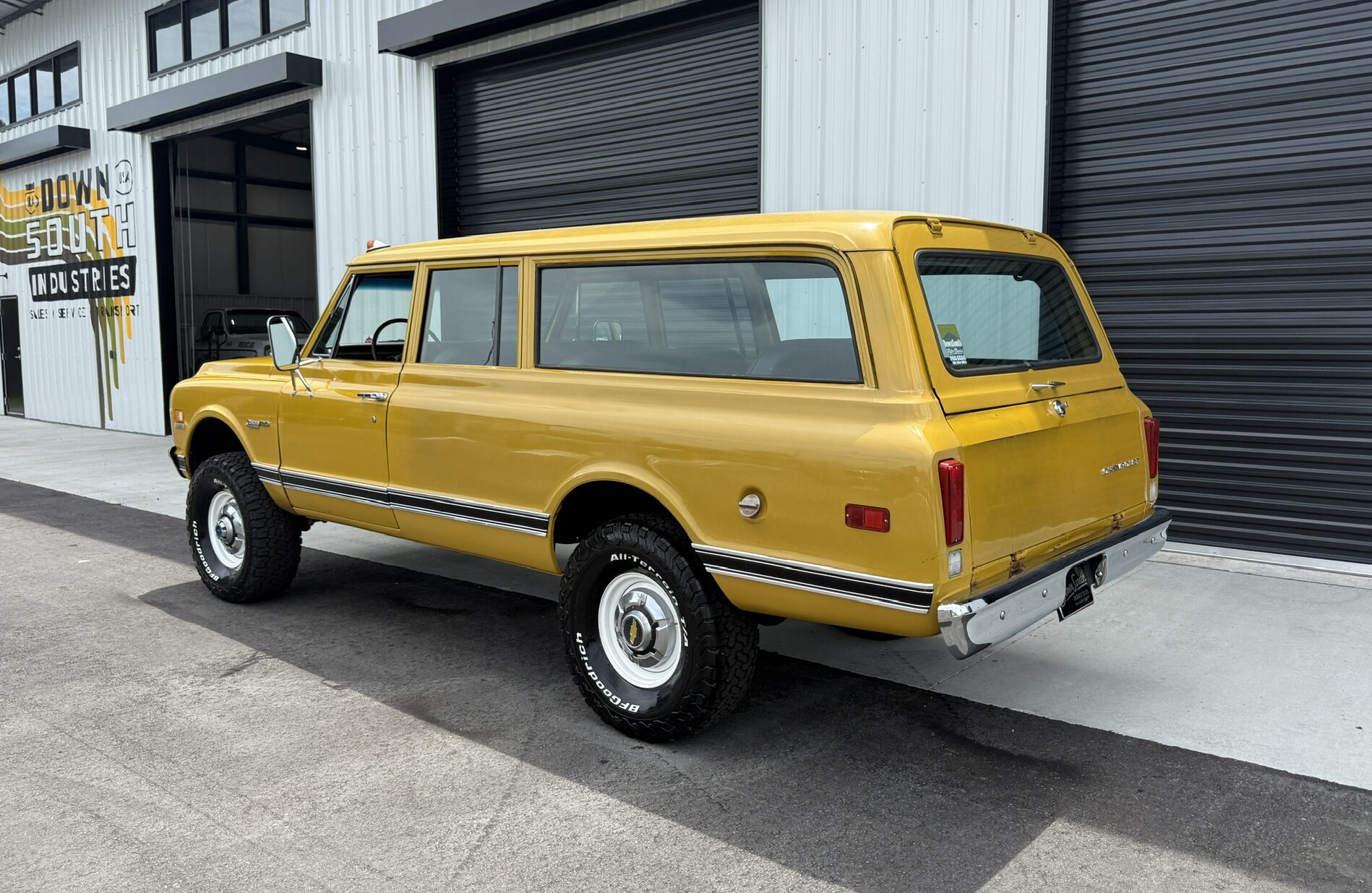 1972-Chevrolet-K-20-Suburban-for-sale-05