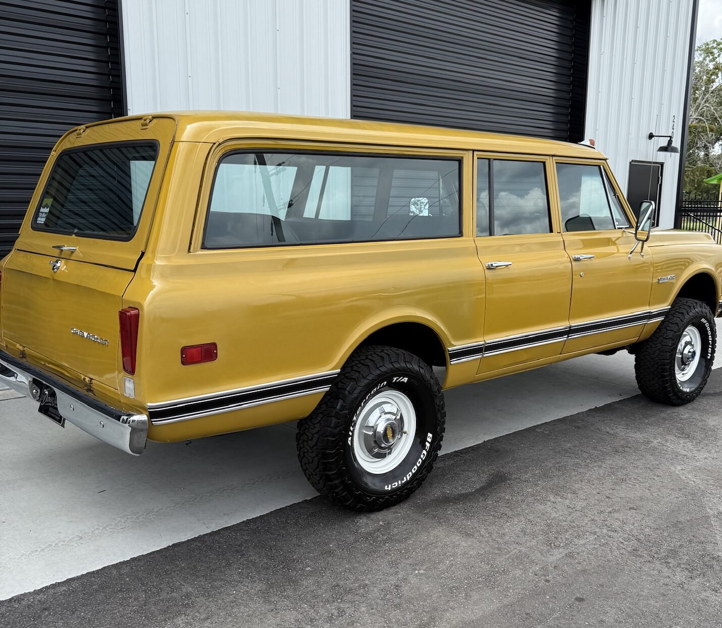 1972-Chevrolet-K-20-Suburban-for-sale-06