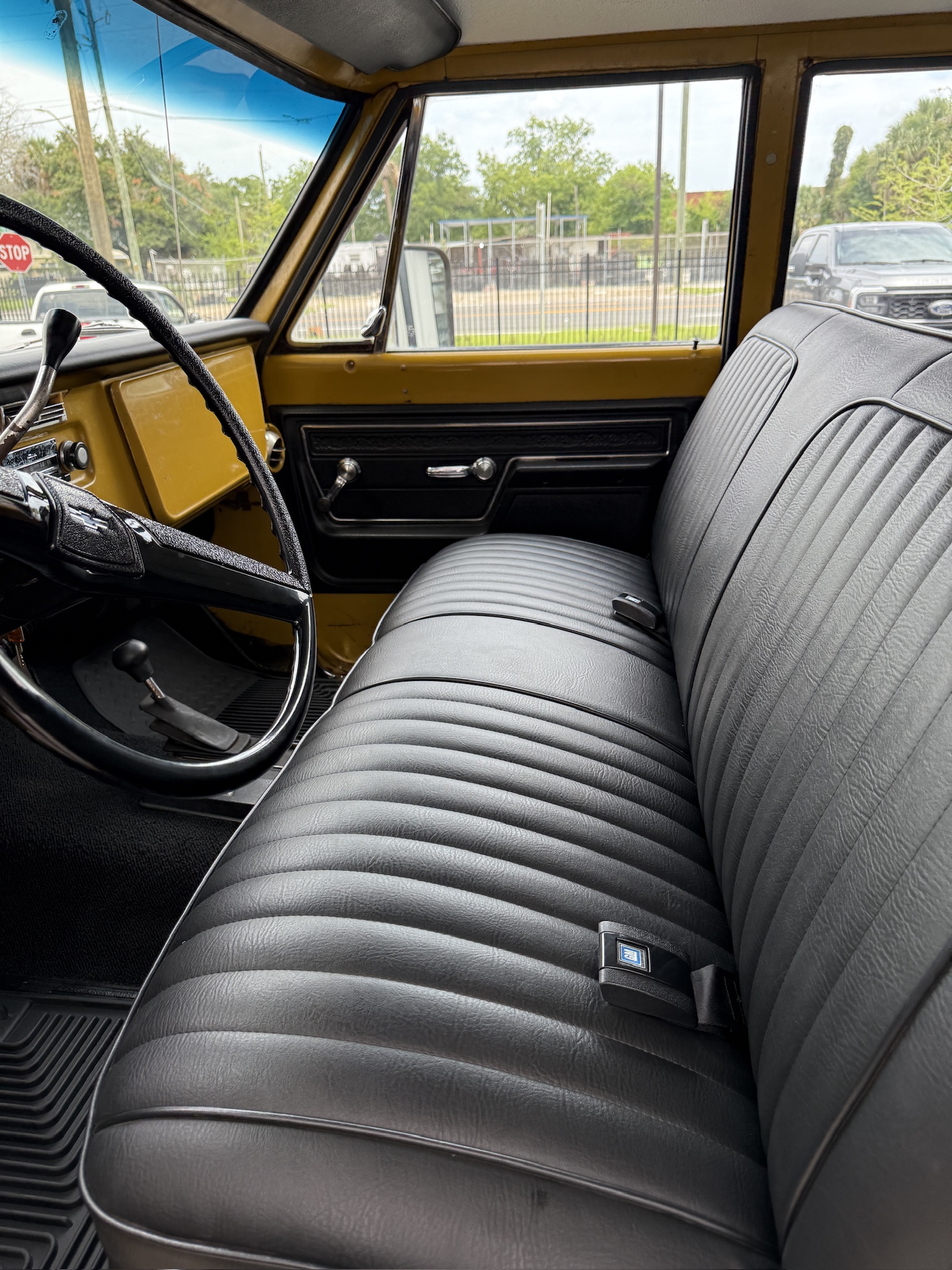 1972-Chevrolet-K-20-Suburban-for-sale-10