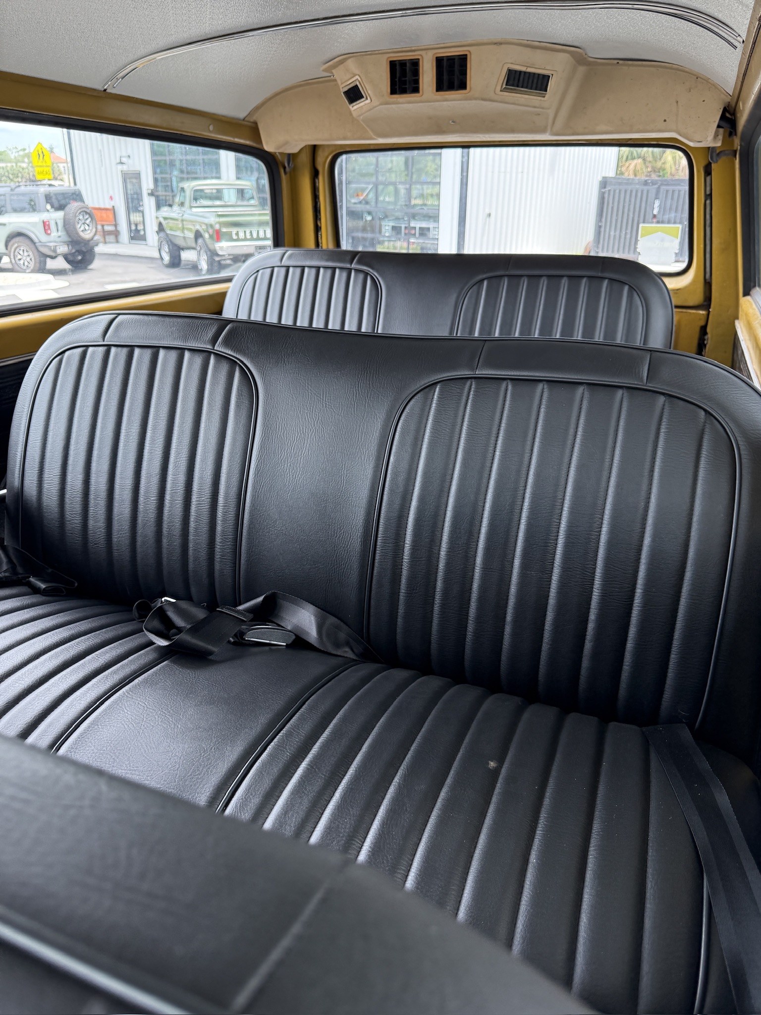 1972-Chevrolet-K-20-Suburban-for-sale-11