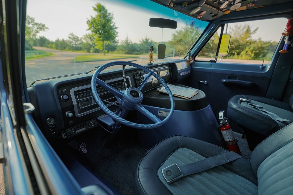 1974-ford-e-150-club-wagon-for-sale-02