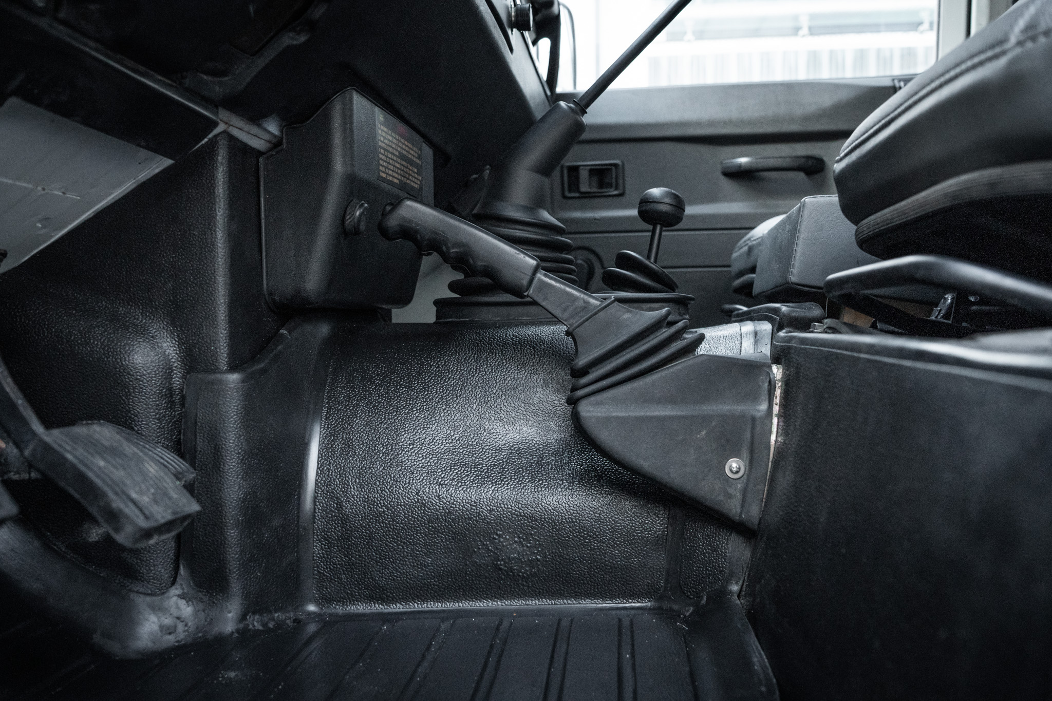 1995-land-rover-defender-90-for-sale-40