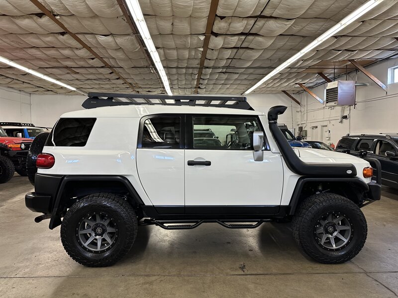 2010-toyota-fj-cruiser-suv-for-sale-02