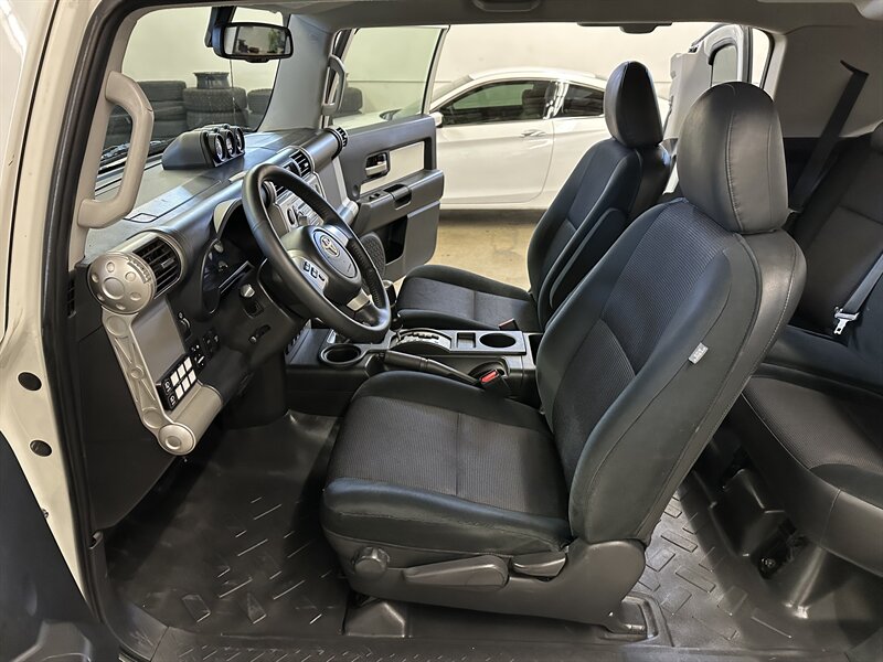 2010-toyota-fj-cruiser-suv-for-sale-15