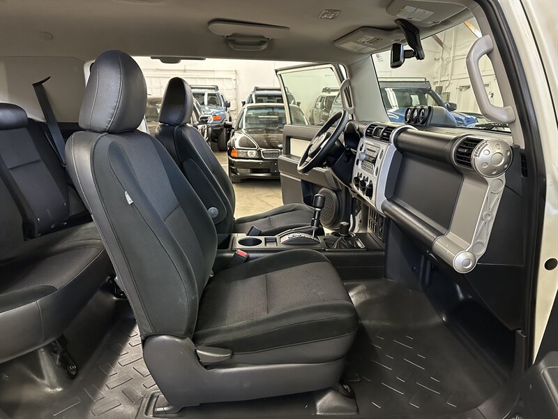 2010-toyota-fj-cruiser-suv-for-sale-16