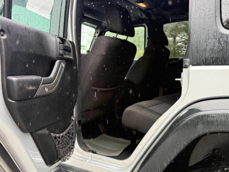 2012-jeep-wrangler-unlimited-sport-4x4-4dr-suv (17)