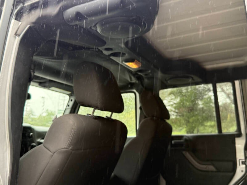 2012-jeep-wrangler-unlimited-sport-4x4-4dr-suv (18)