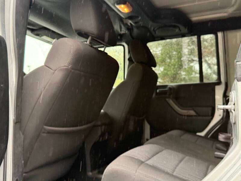 2012-jeep-wrangler-unlimited-sport-4x4-4dr-suv (19)