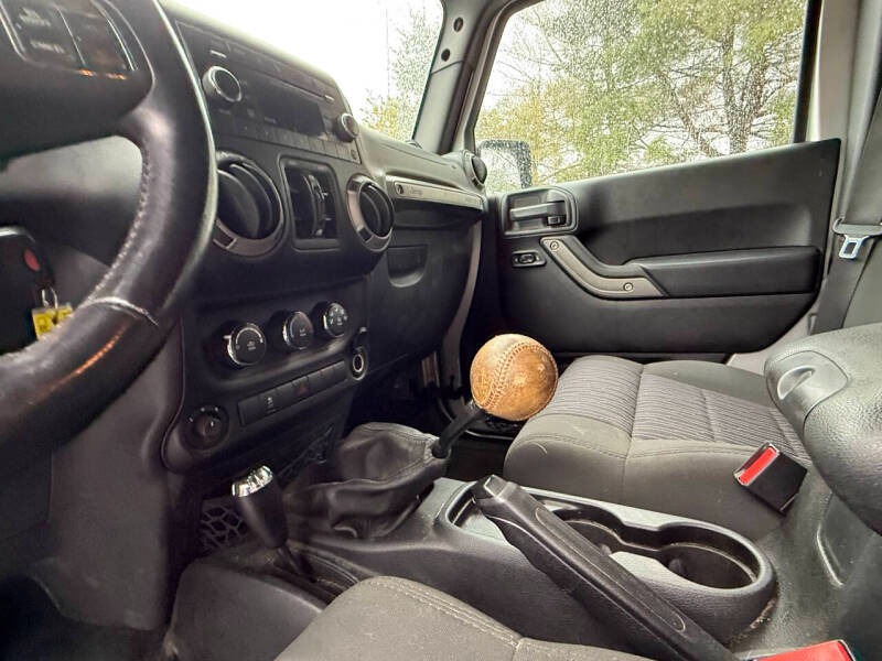 2012-jeep-wrangler-unlimited-sport-4x4-4dr-suv (23)
