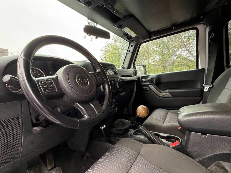 2012-jeep-wrangler-unlimited-sport-4x4-4dr-suv (25)