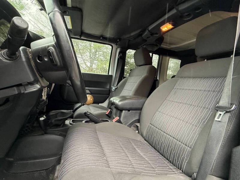 2012-jeep-wrangler-unlimited-sport-4x4-4dr-suv (26)