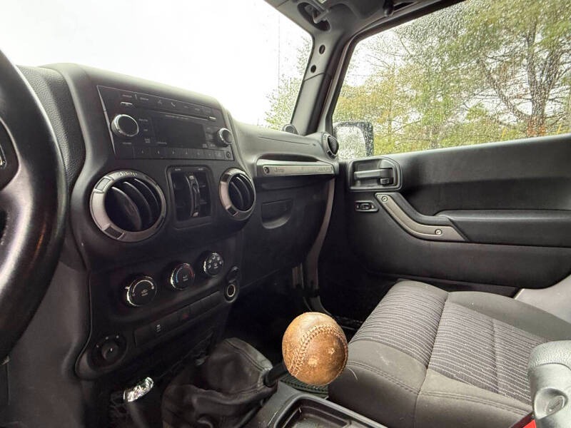 2012-jeep-wrangler-unlimited-sport-4x4-4dr-suv (27)