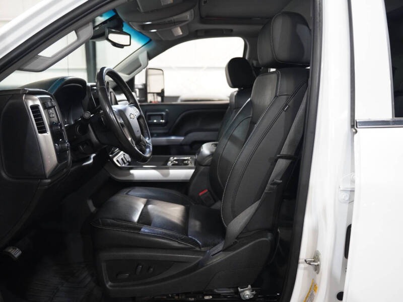 2019-chevrolet-silverado-3500hd-ltz-4x4-4dr-crew-cab-srw (27)