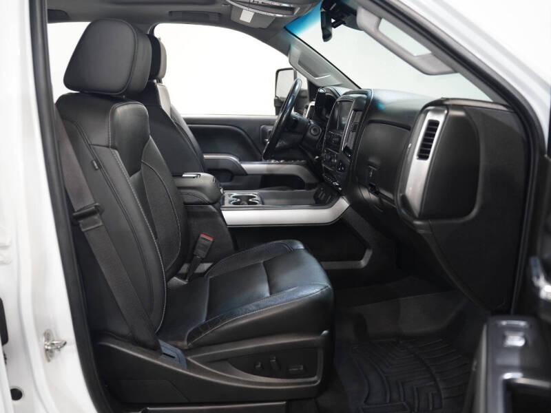 2019-chevrolet-silverado-3500hd-ltz-4x4-4dr-crew-cab-srw (30)