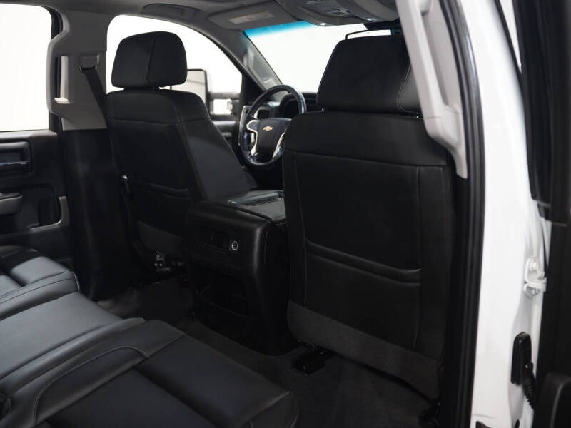 2019-chevrolet-silverado-3500hd-ltz-4x4-4dr-crew-cab-srw (33)
